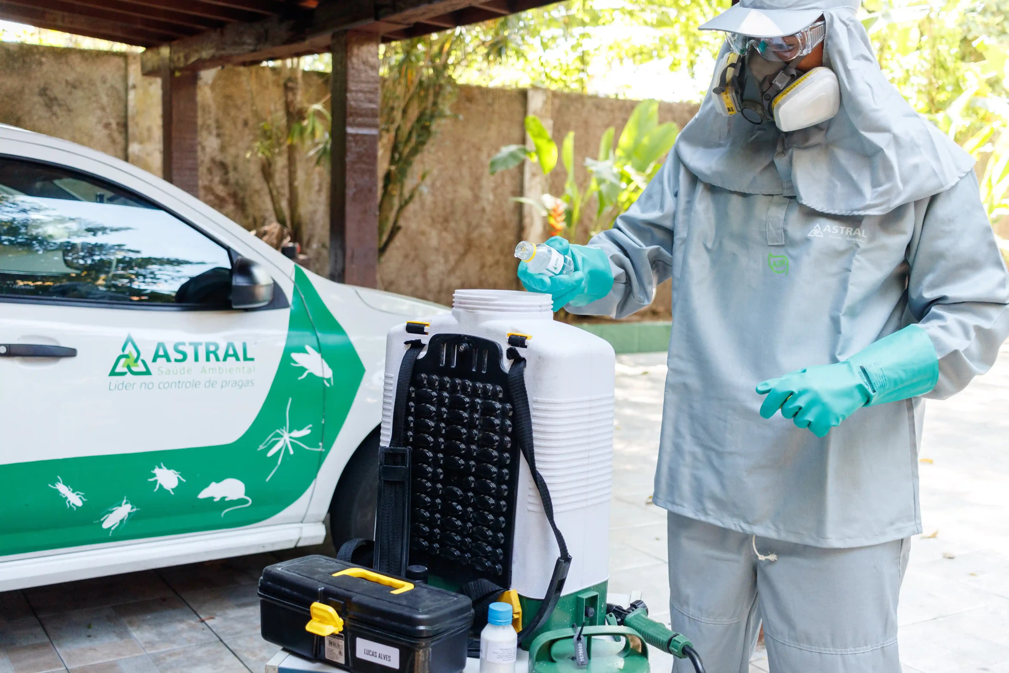 Técnico da Astral aplicando controle de pragas — Controle de Pragas, uma questão de Saúde Pública